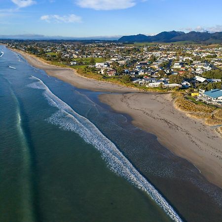 Tasman Holiday Parks - Waihi Beach Luaran gambar Aerial view of the beach at Waikuku