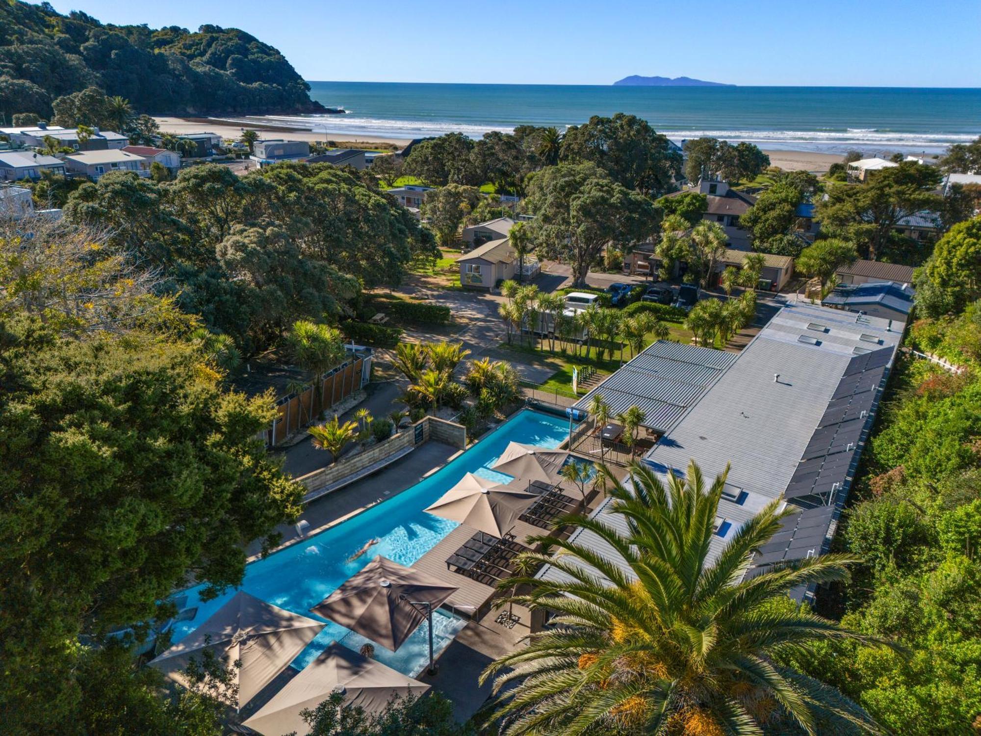 Tasman Holiday Parks - Waihi Beach Luaran gambar Aerial view of the hotel