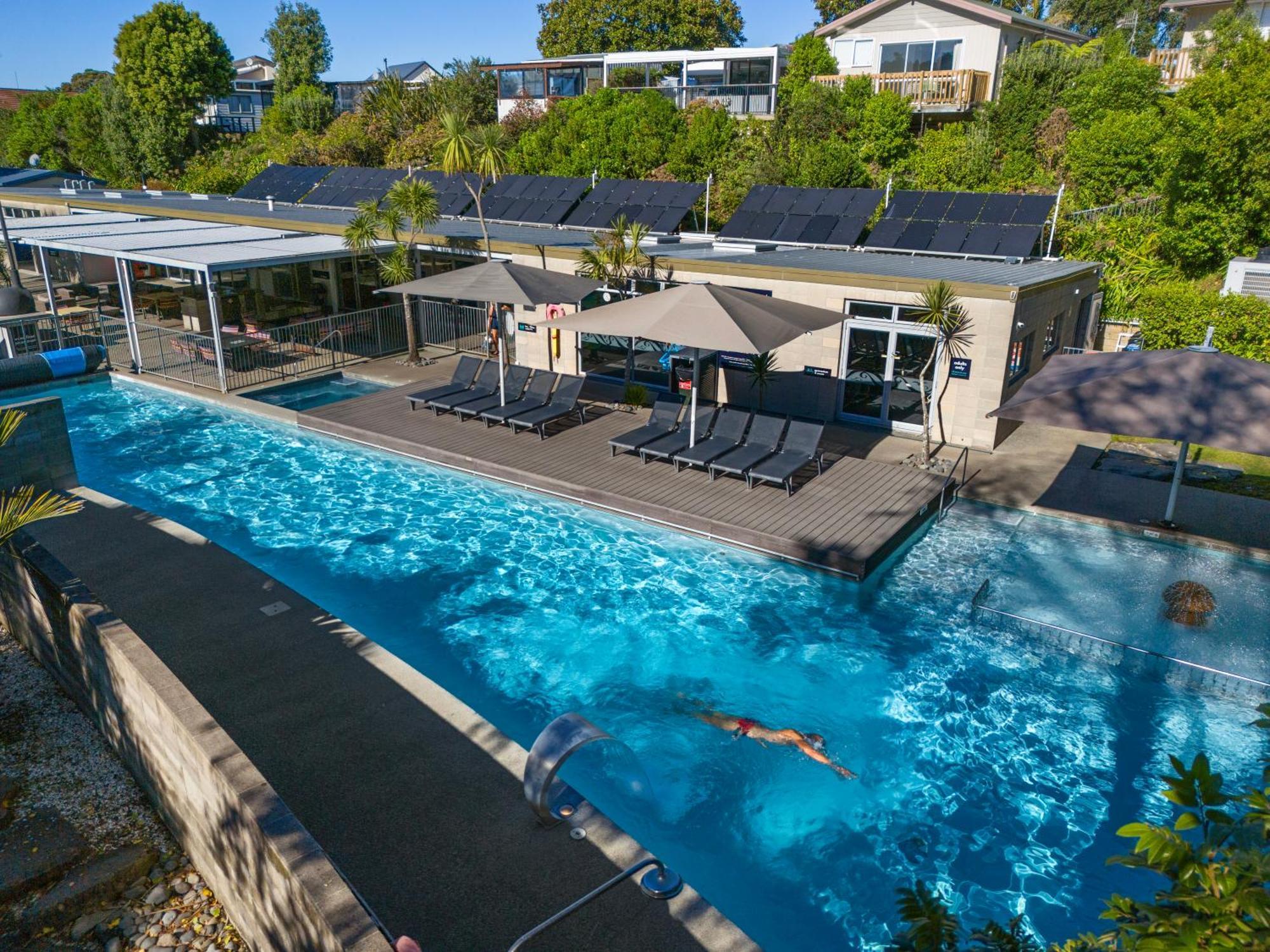 Tasman Holiday Parks - Waihi Beach Luaran gambar The swimming pool at the hotel