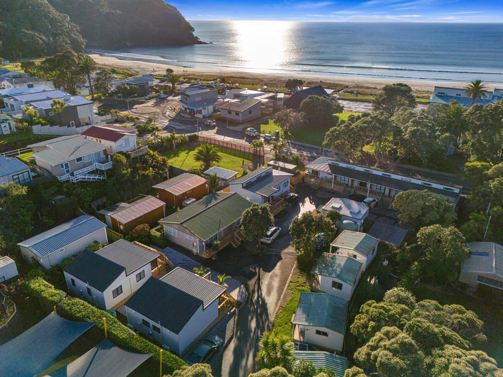 Tasman Holiday Parks - Waihi Beach Luaran gambar Aerial view of the town