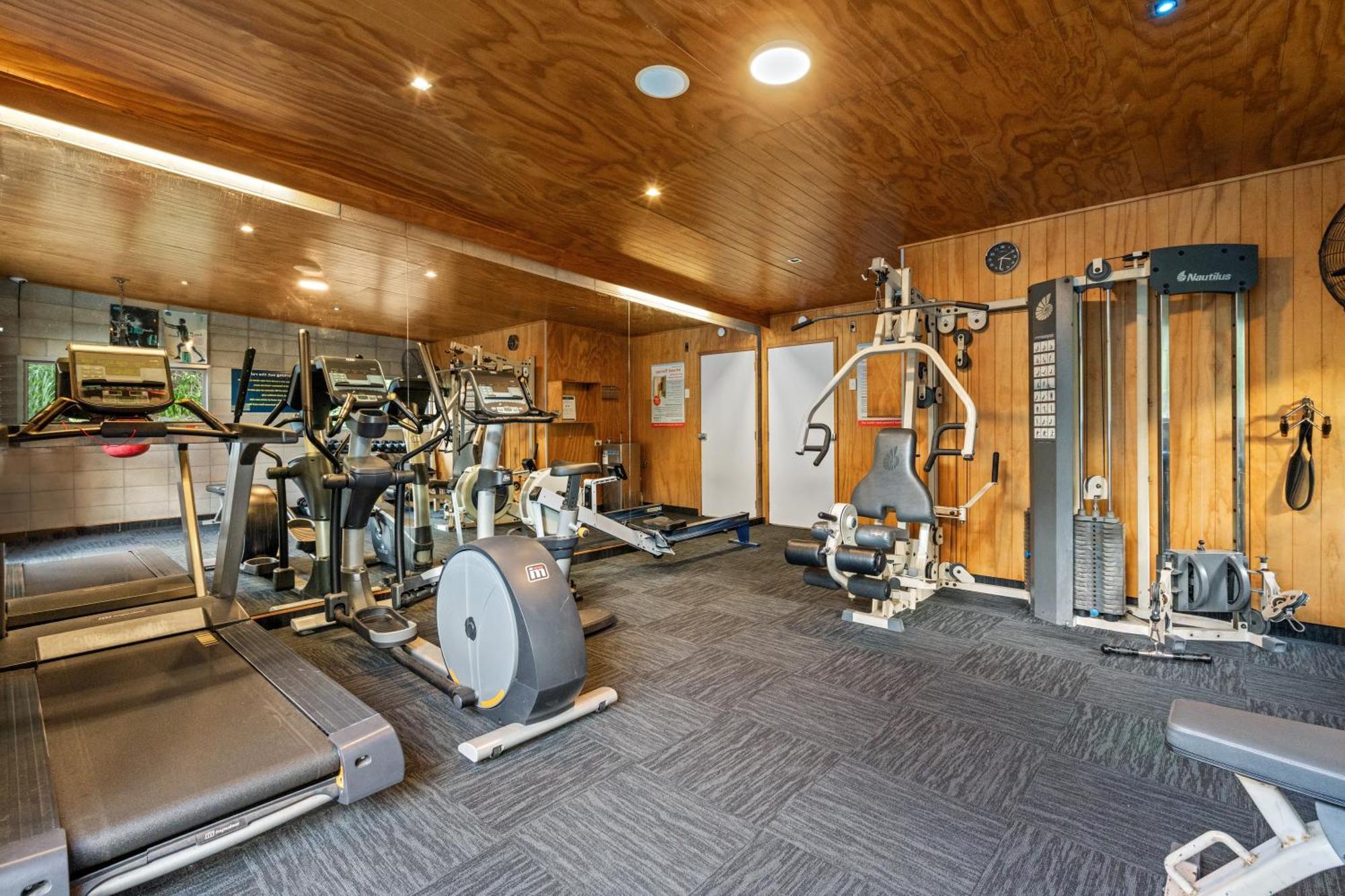 Tasman Holiday Parks - Waihi Beach Luaran gambar The gym at the 100 East 53rd Street building