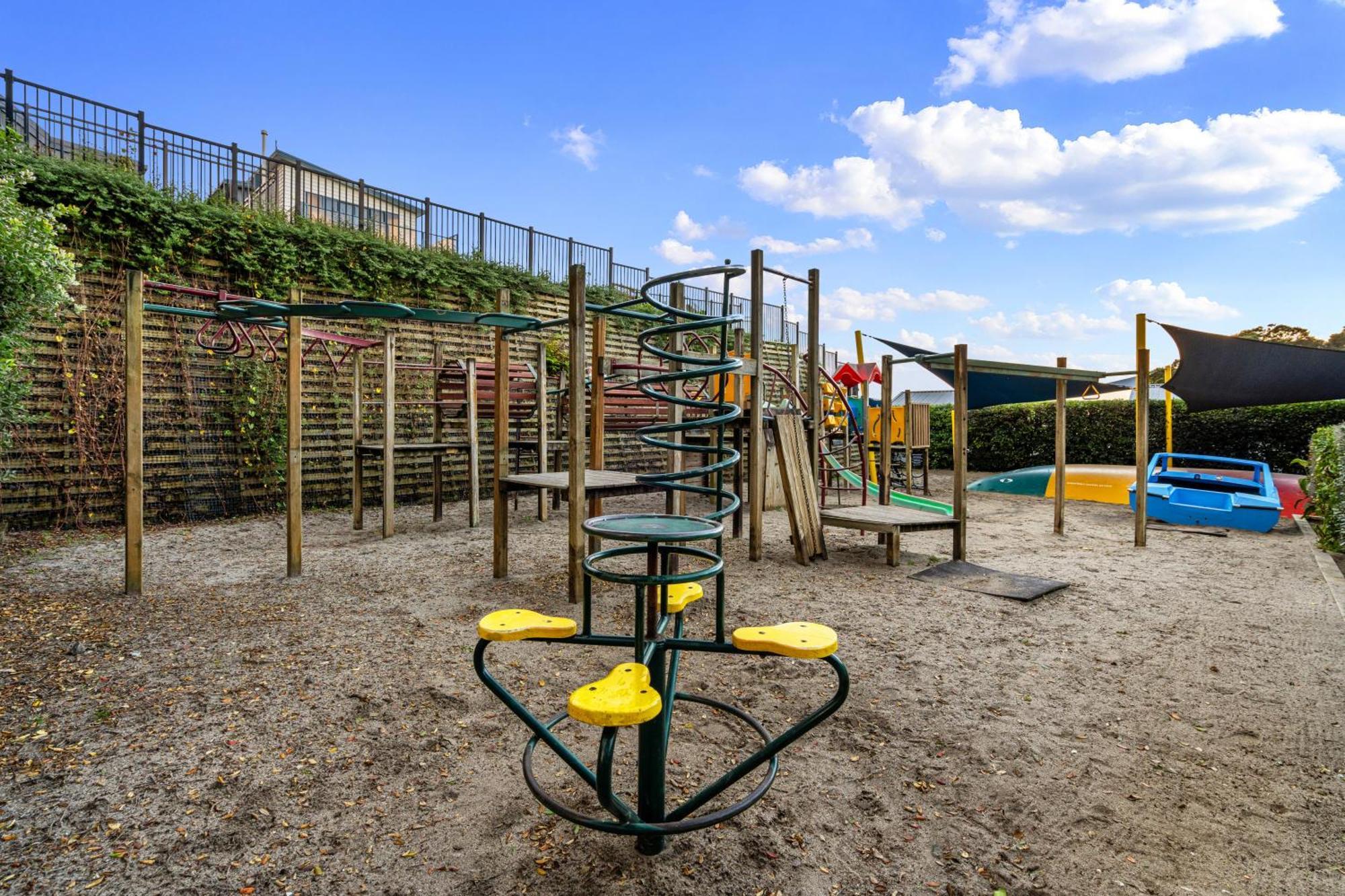Tasman Holiday Parks - Waihi Beach Luaran gambar Playground at the school