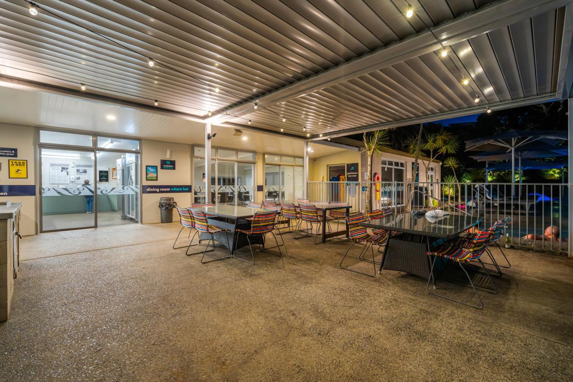 Tasman Holiday Parks - Waihi Beach Luaran gambar The pool deck at the 2012 Commonwealth Games Village