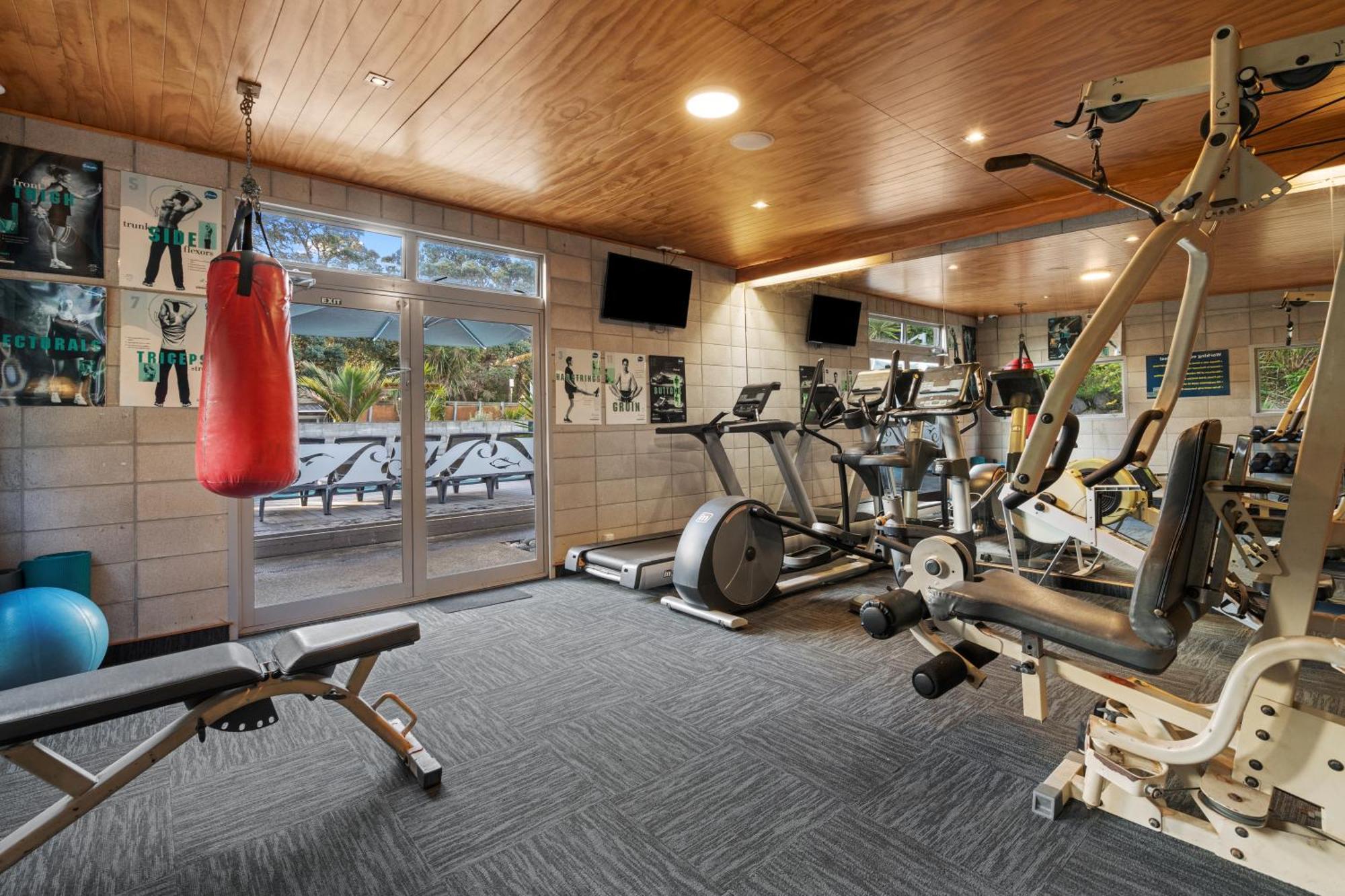 Tasman Holiday Parks - Waihi Beach Luaran gambar A home gym