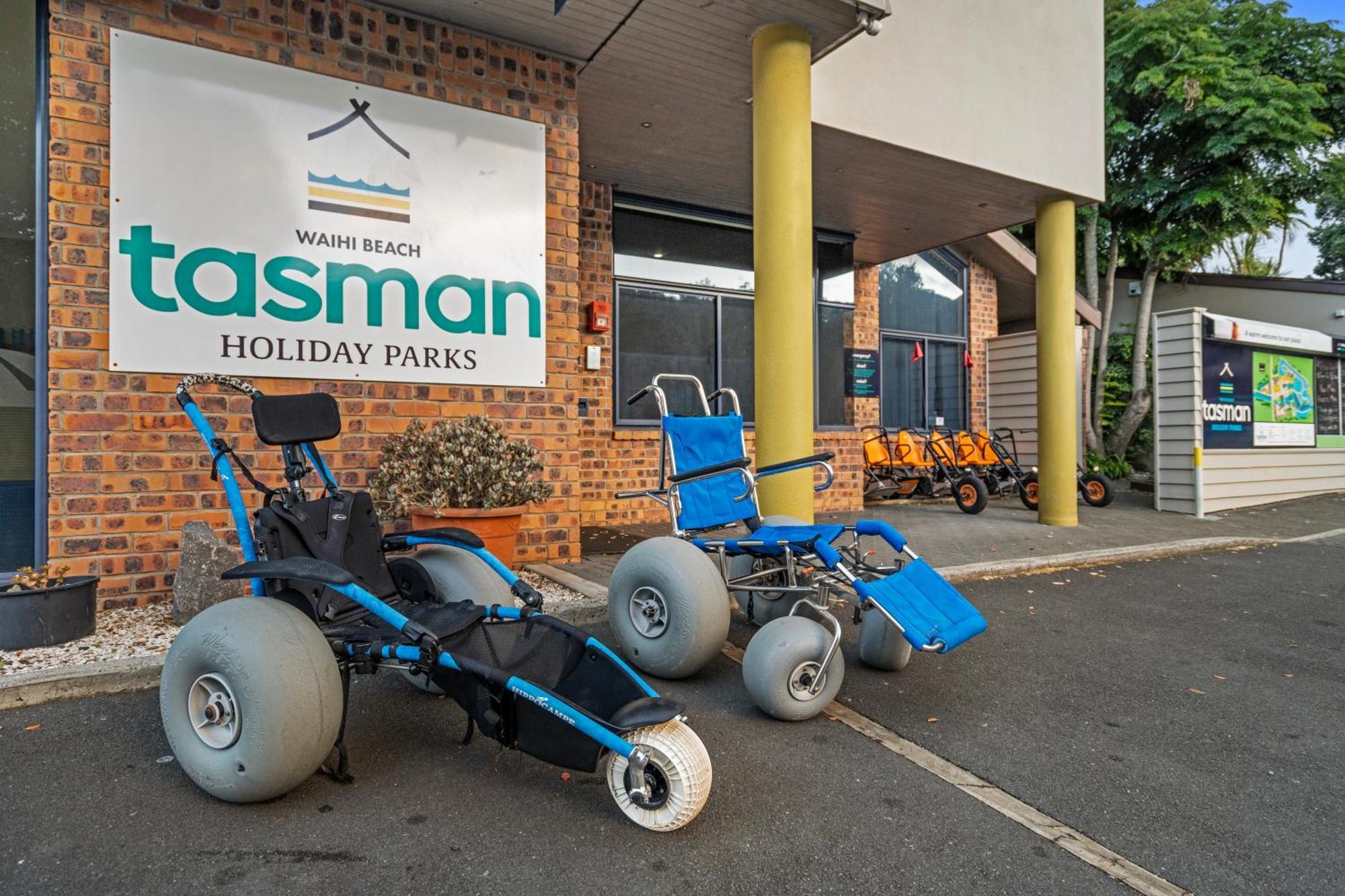 Tasman Holiday Parks - Waihi Beach Luaran gambar Beach wheelchairs at a holiday park