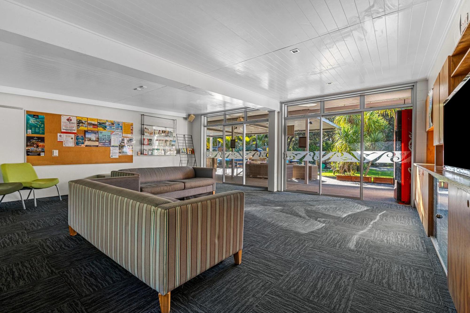 Tasman Holiday Parks - Waihi Beach Luaran gambar The interior of the school's main building