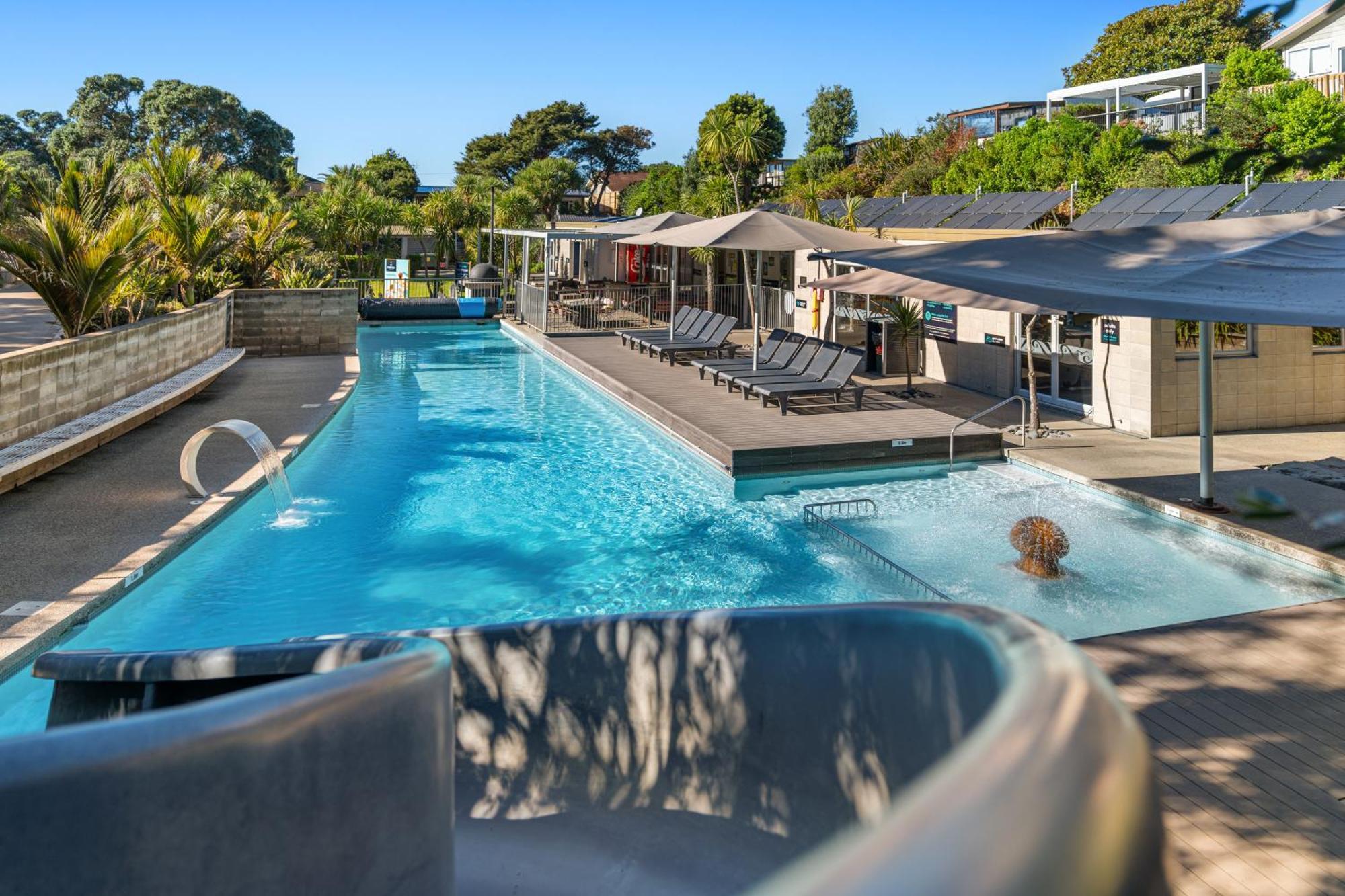 Tasman Holiday Parks - Waihi Beach Luaran gambar The pool at the Bay of Many Coves