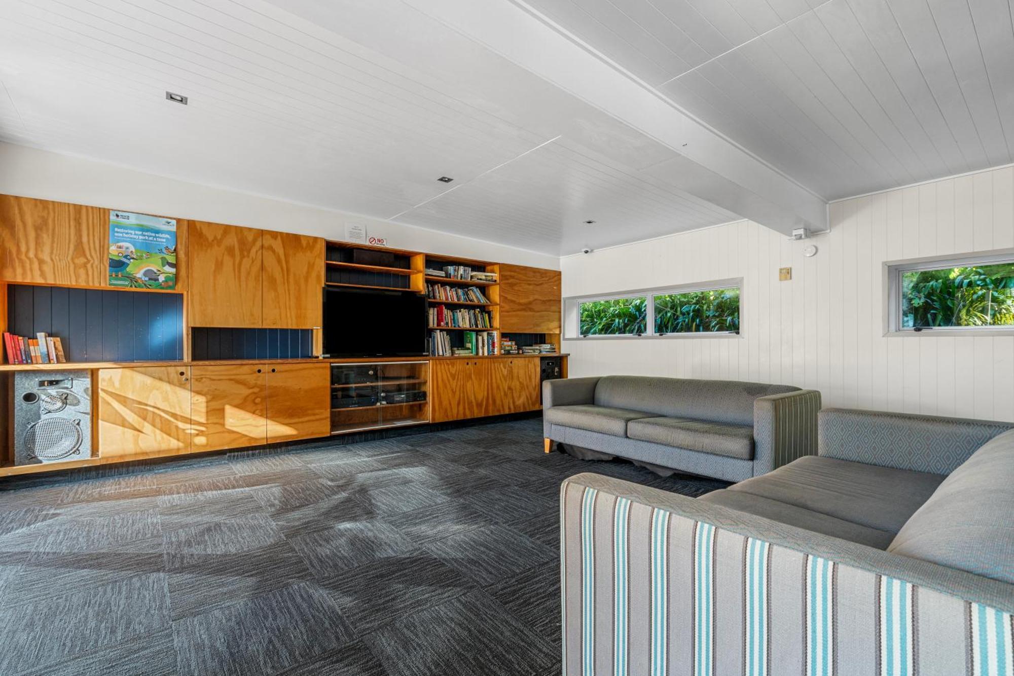 Tasman Holiday Parks - Waihi Beach Luaran gambar Interior of the house