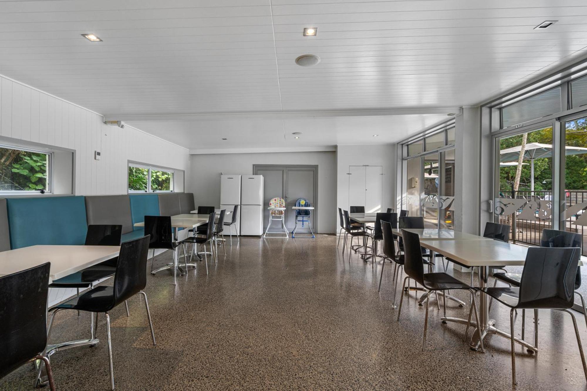 Tasman Holiday Parks - Waihi Beach Luaran gambar The interior of the library