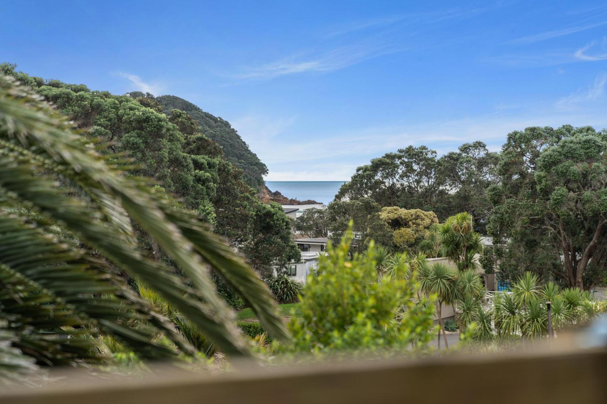 Tasman Holiday Parks - Waihi Beach Luaran gambar View of the bay from the town