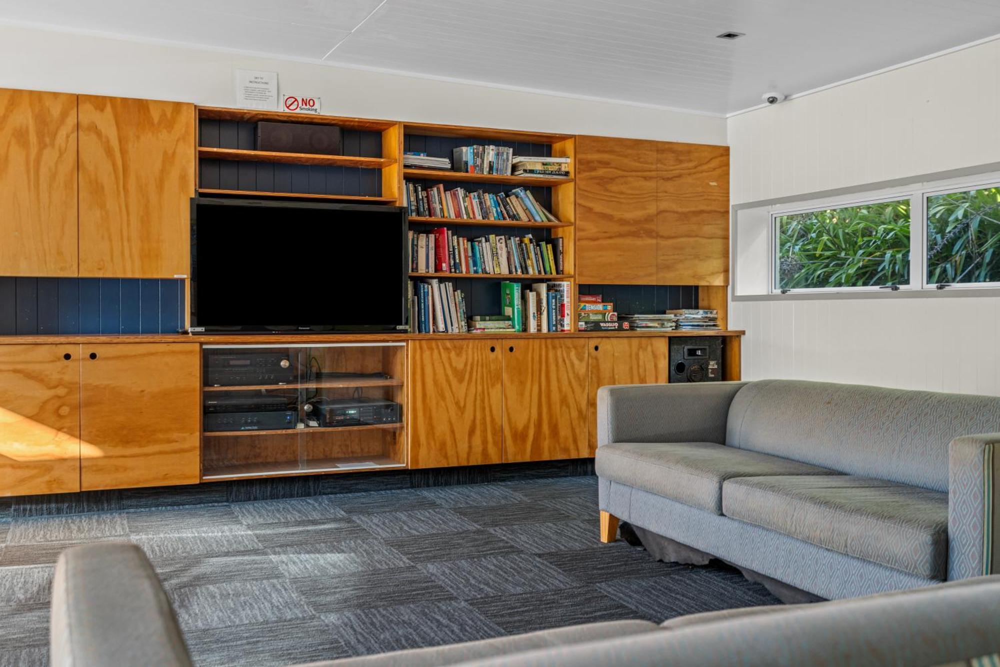Tasman Holiday Parks - Waihi Beach Luaran gambar The interior of the house
