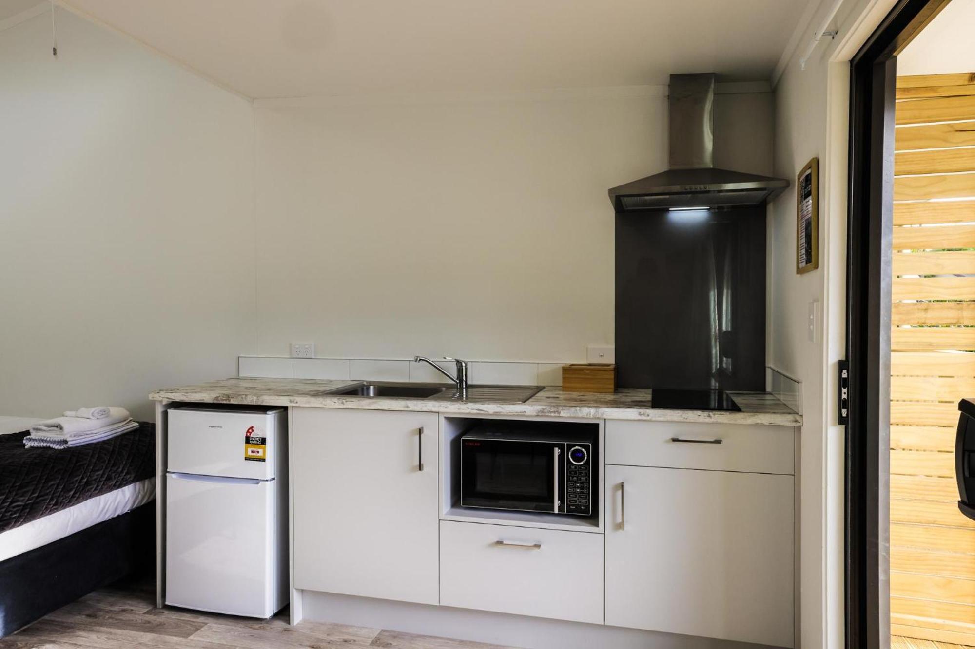 Tasman Holiday Parks - Waihi Beach Luaran gambar A kitchen in a motel