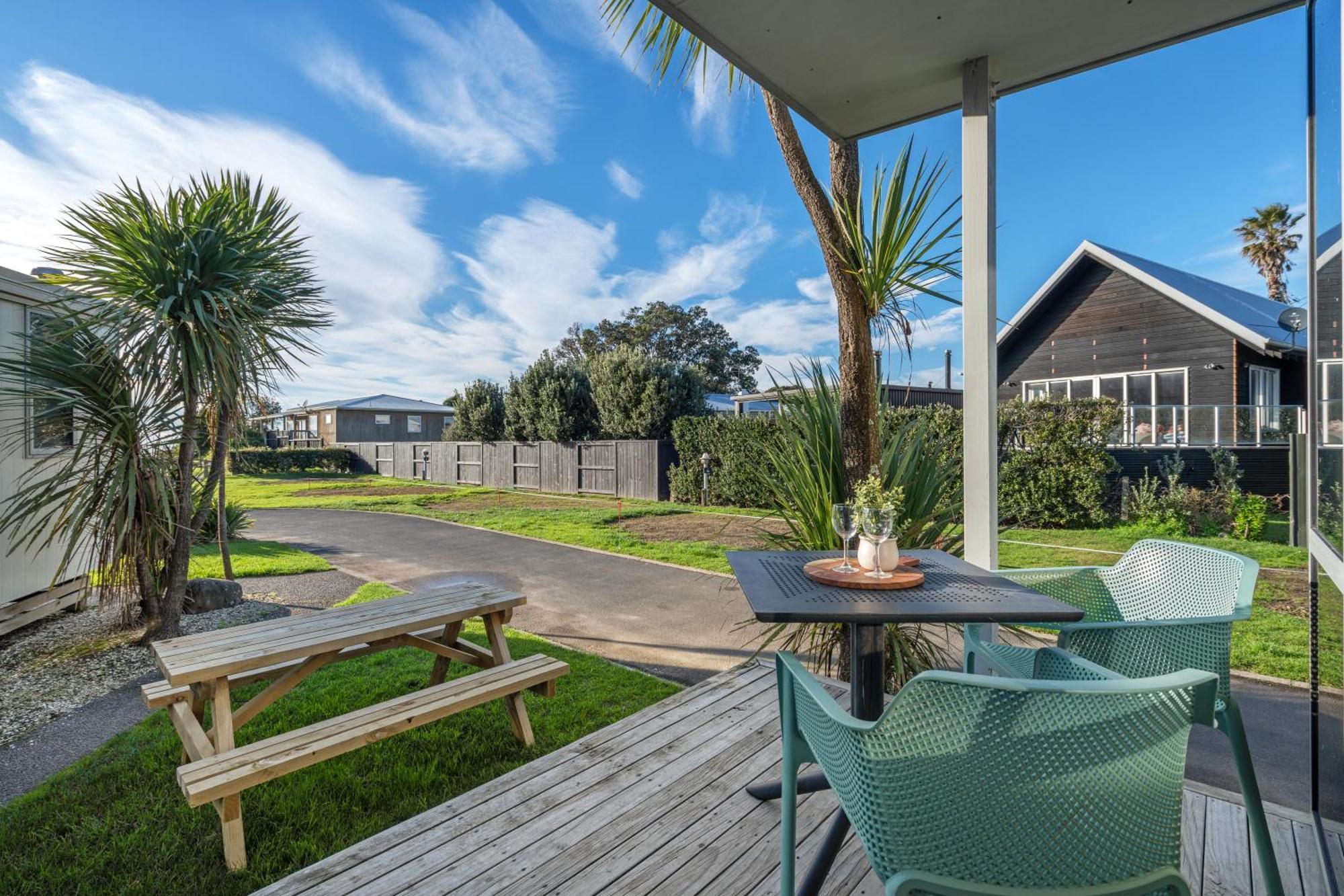 Tasman Holiday Parks - Waihi Beach Luaran gambar A view of the deck at the beach house