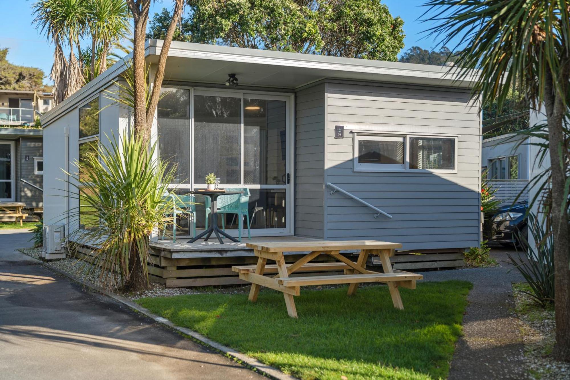 Tasman Holiday Parks - Waihi Beach Luaran gambar A bach at a holiday park in New Zealand