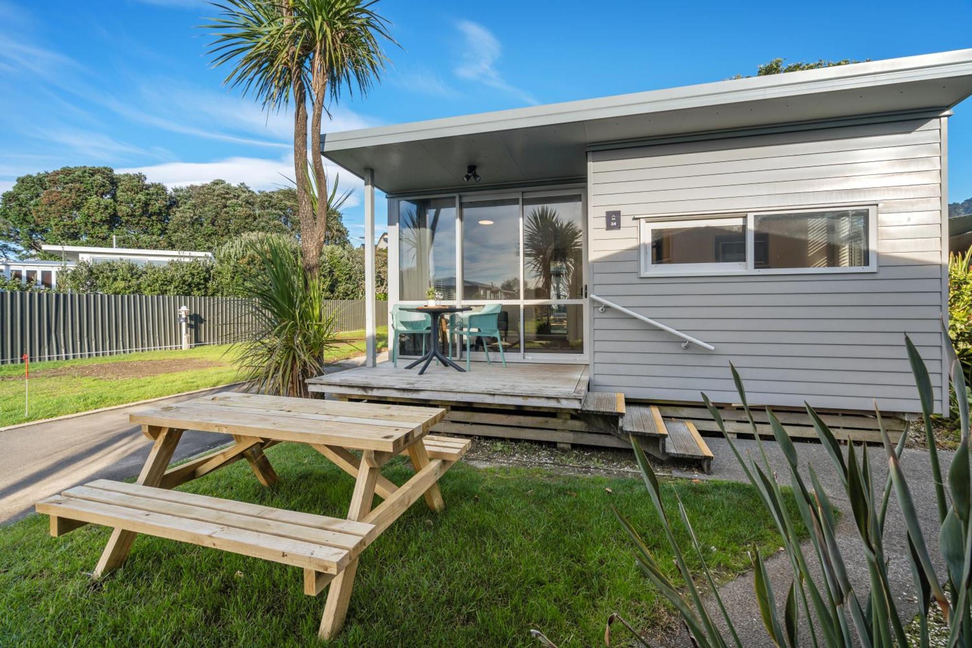 Tasman Holiday Parks - Waihi Beach Luaran gambar A bach at Waikare