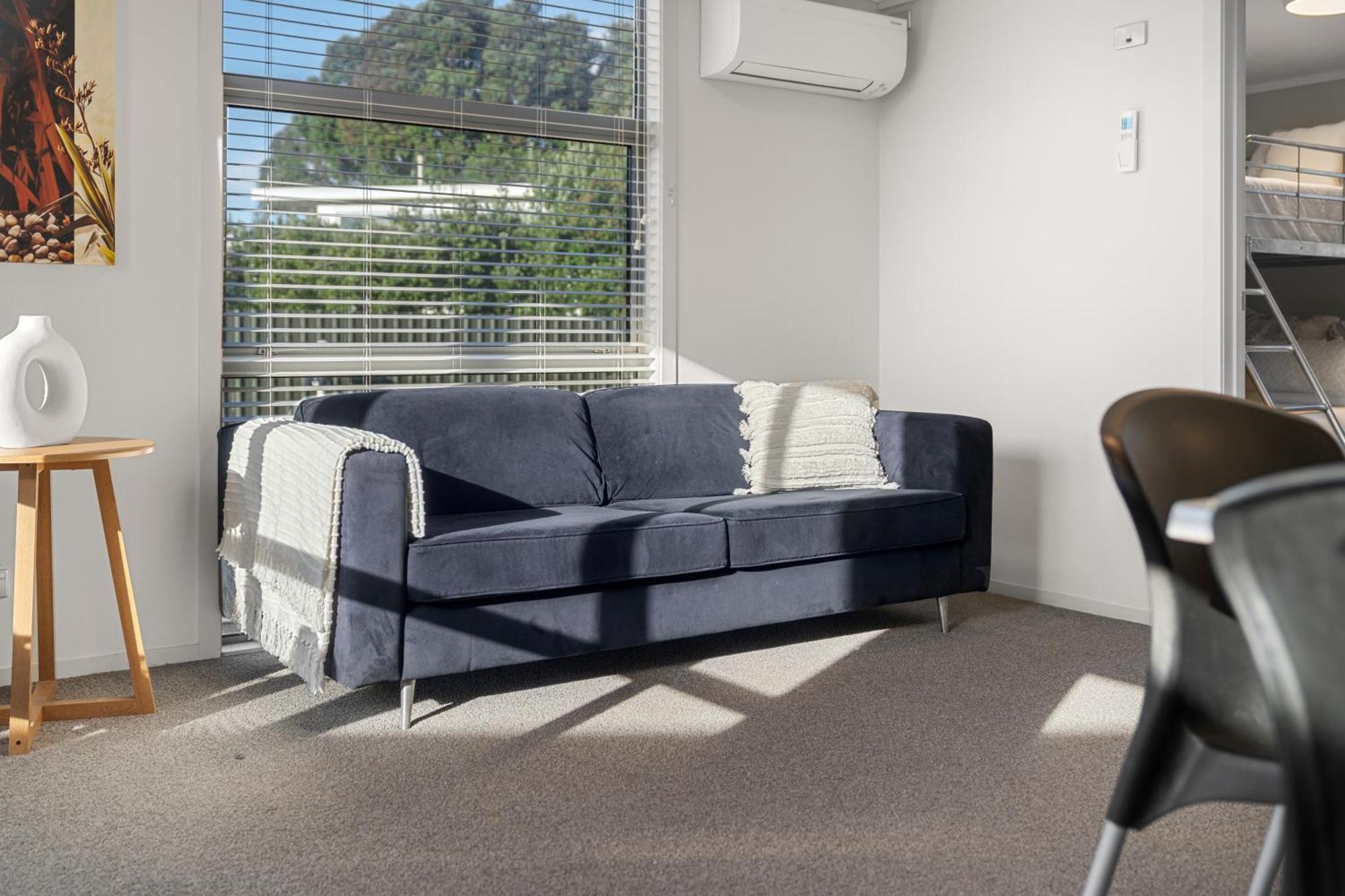 Tasman Holiday Parks - Waihi Beach Luaran gambar A sofa