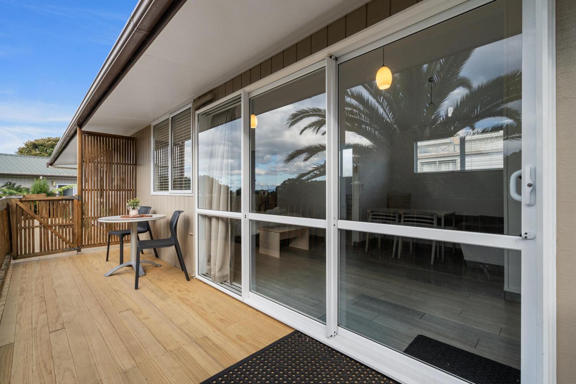 Tasman Holiday Parks - Waihi Beach Luaran gambar A sliding door