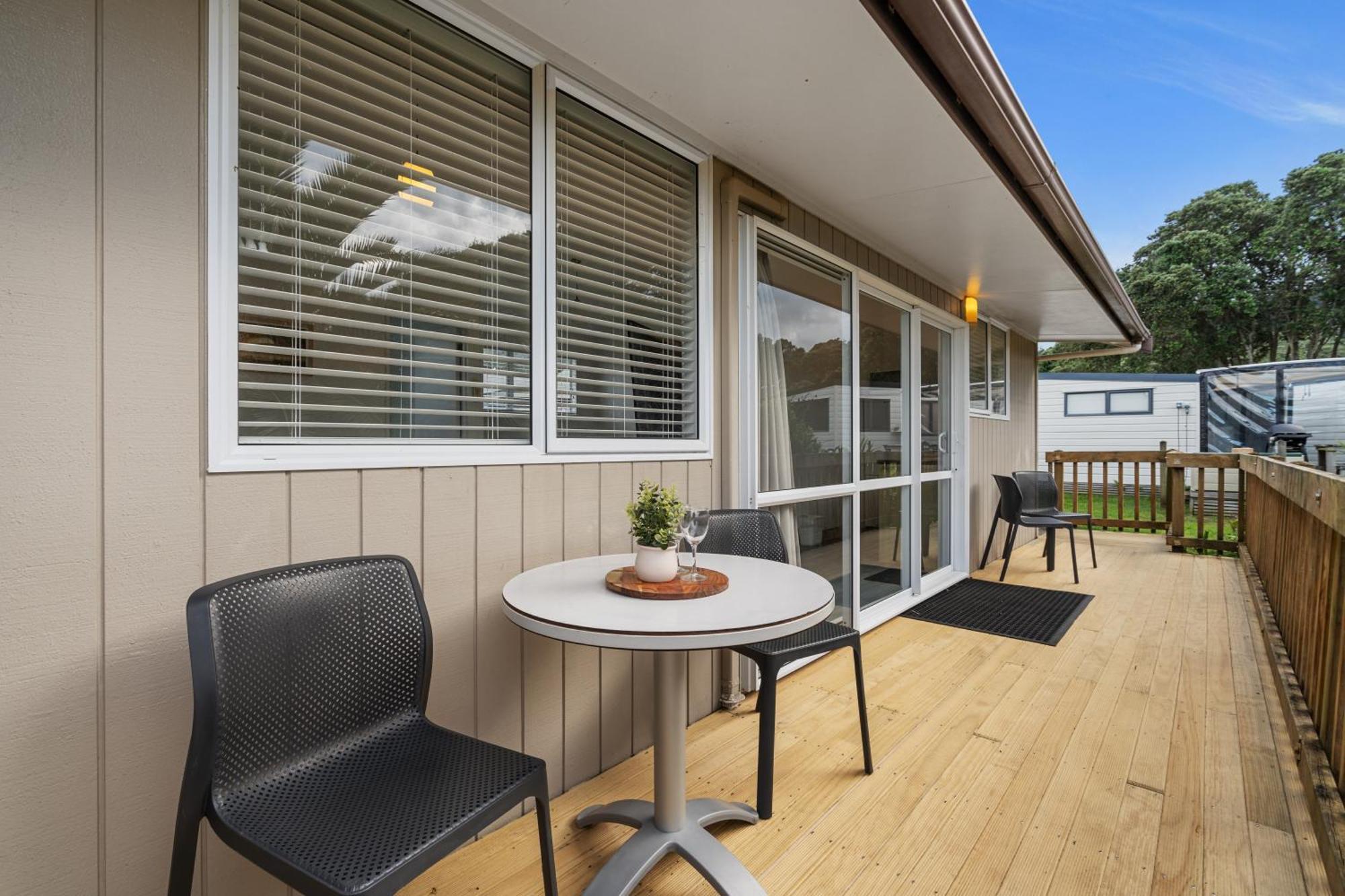 Tasman Holiday Parks - Waihi Beach Luaran gambar A typical motel room
