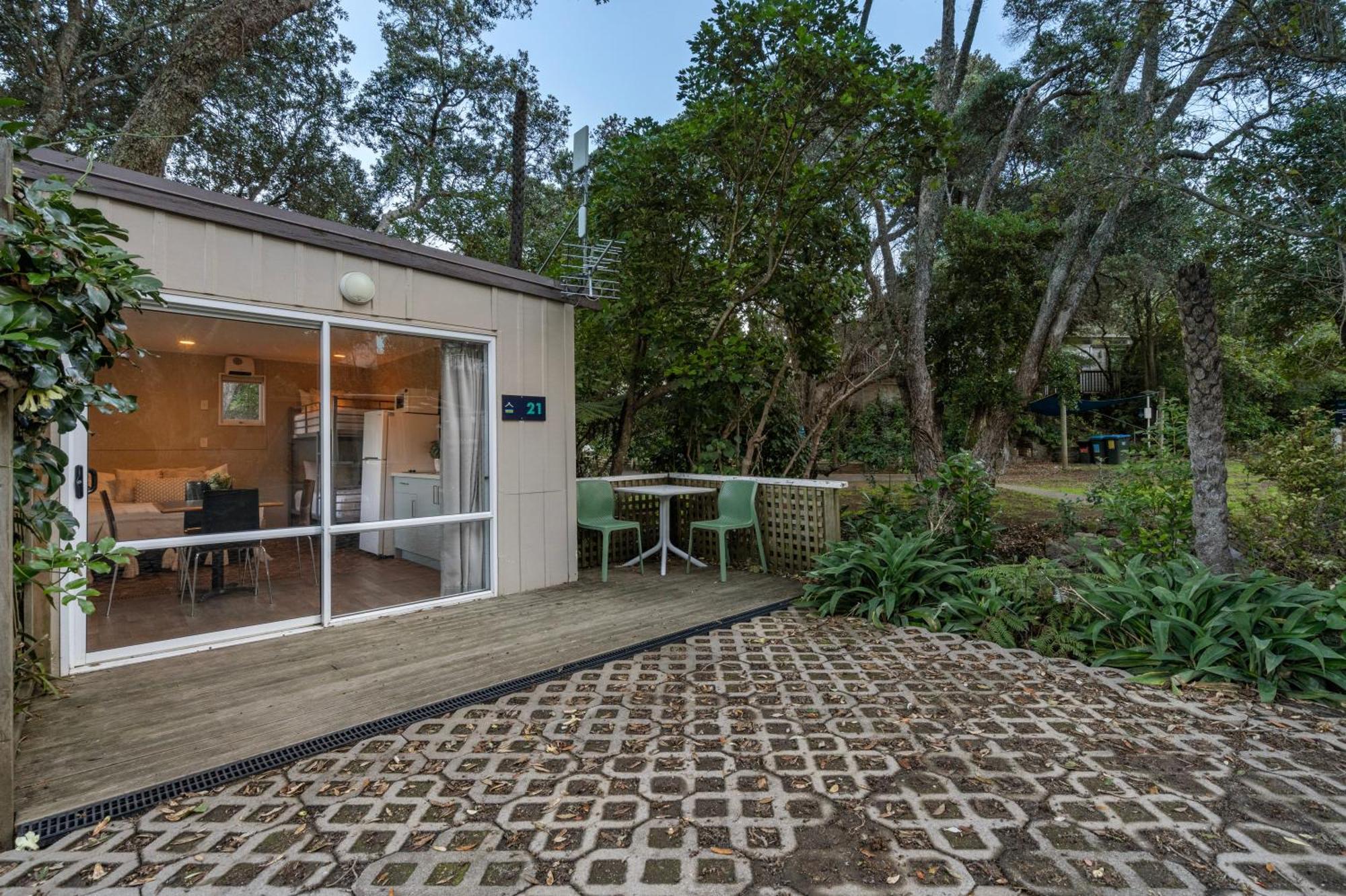 Tasman Holiday Parks - Waihi Beach Luaran gambar A typical house at the village