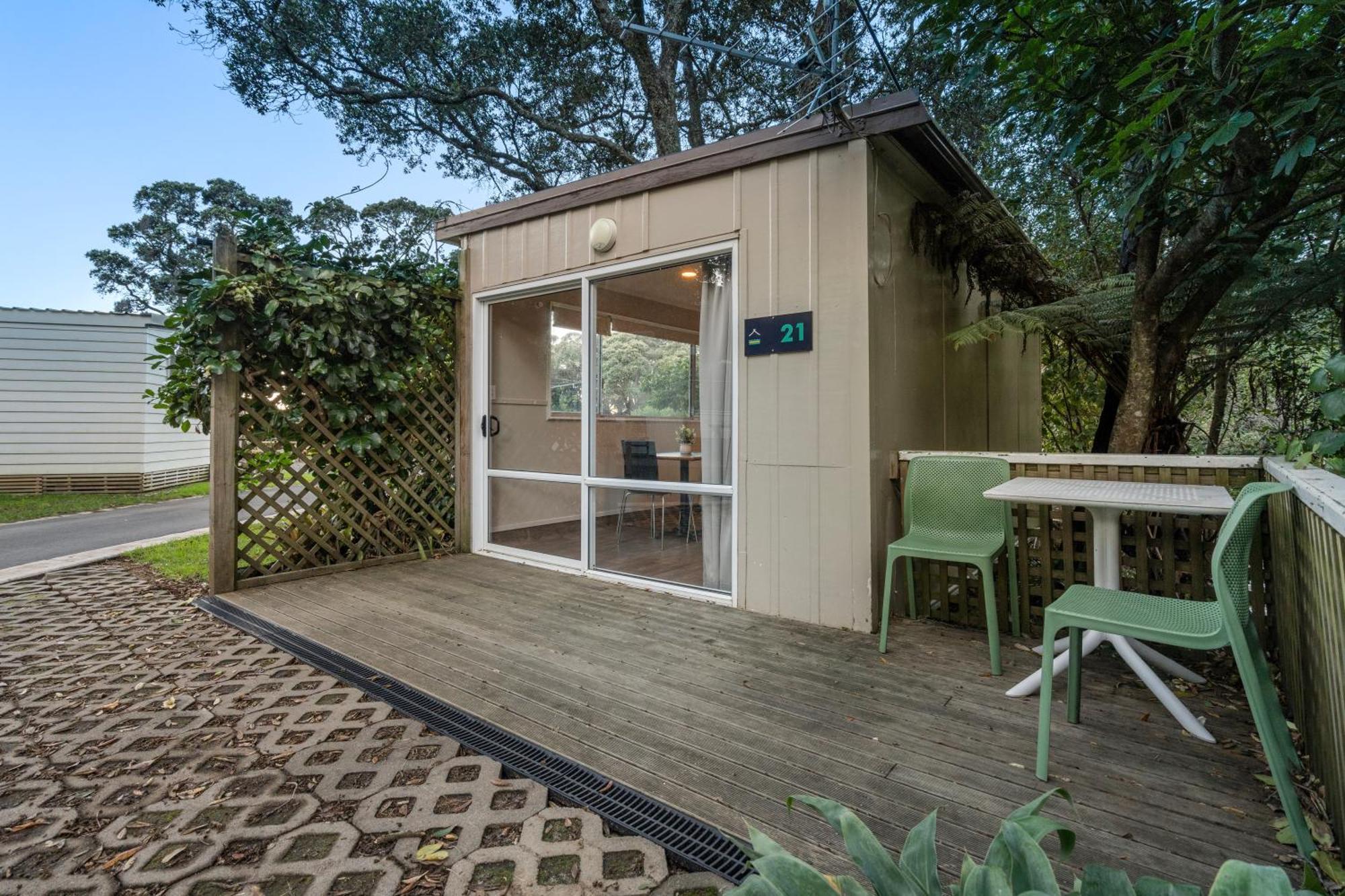Tasman Holiday Parks - Waihi Beach Luaran gambar A typical studio cabin at the park