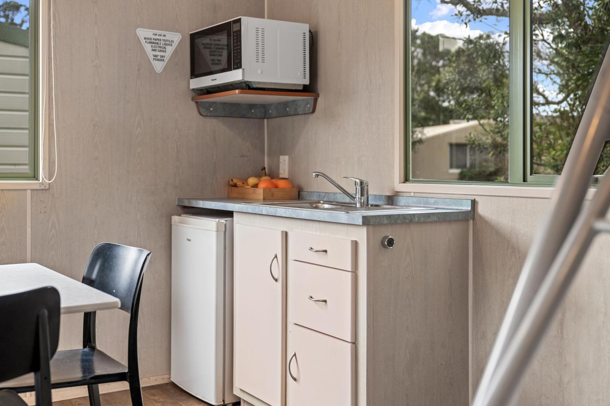 Tasman Holiday Parks - Waihi Beach Luaran gambar A typical kitchen in a typical studio