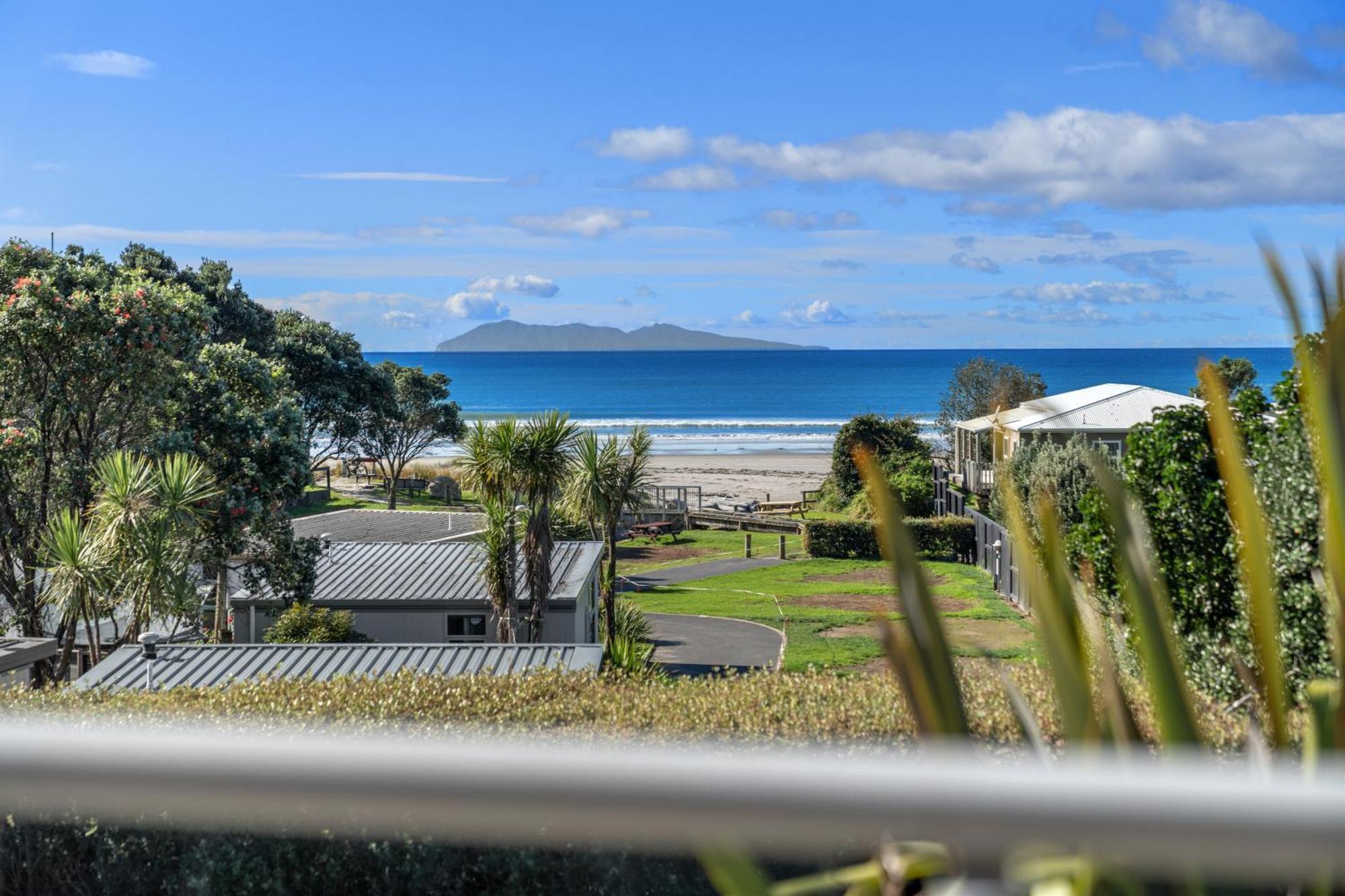 Tasman Holiday Parks - Waihi Beach Luaran gambar View of the bay from the town