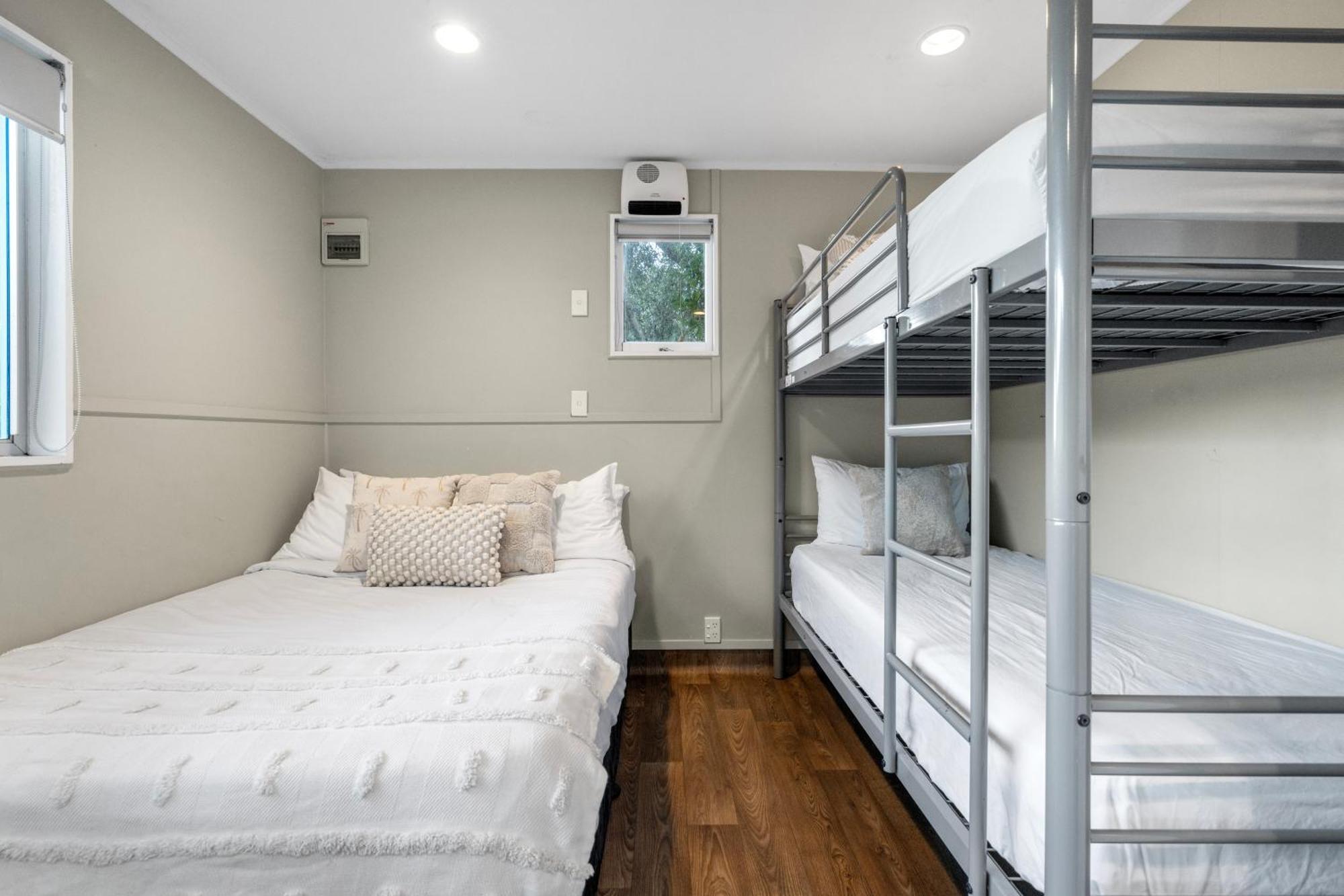 Tasman Holiday Parks - Waihi Beach Luaran gambar Bunk beds in a cabin