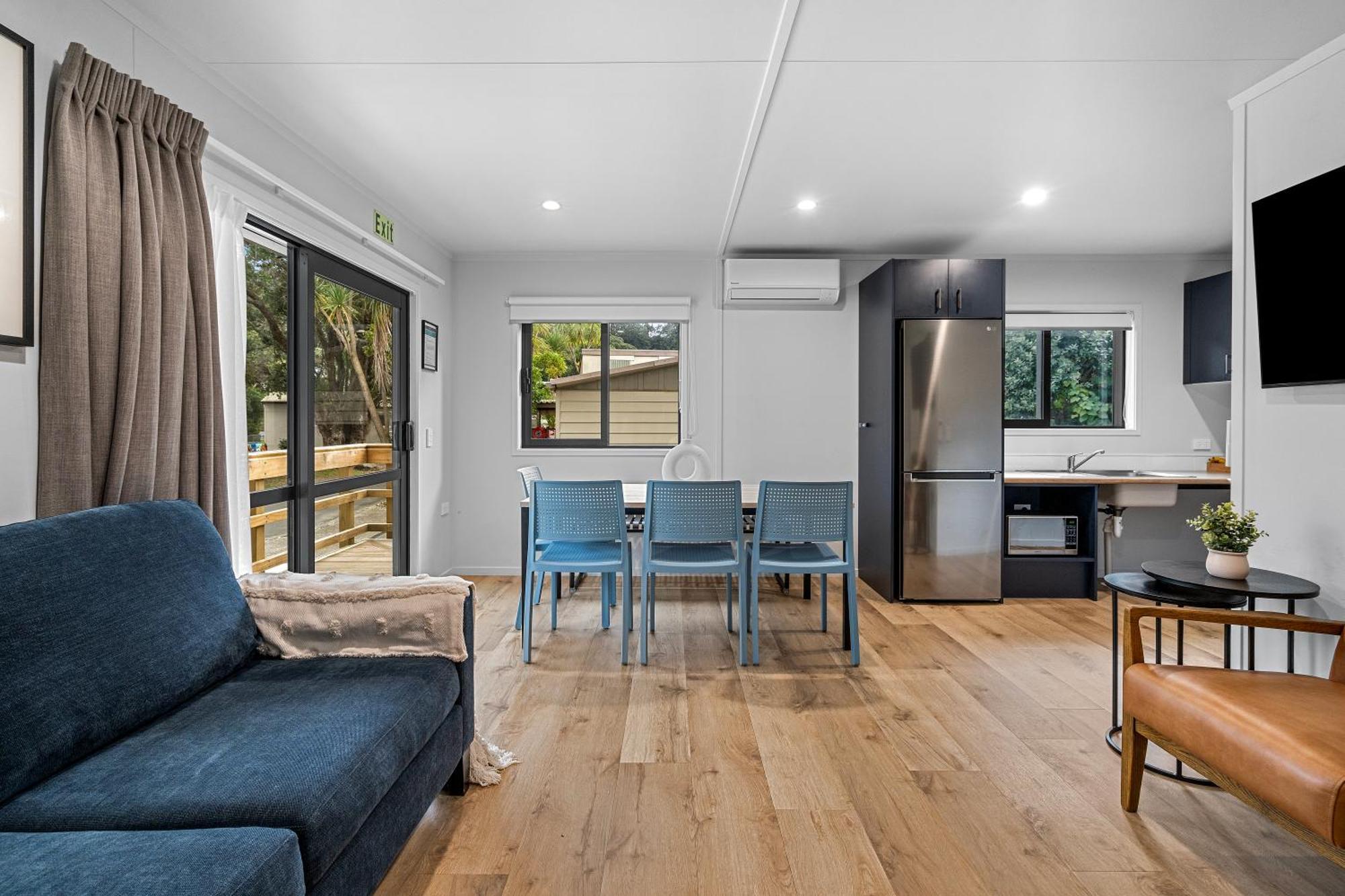 Tasman Holiday Parks - Waihi Beach Luaran gambar A modern bach interior